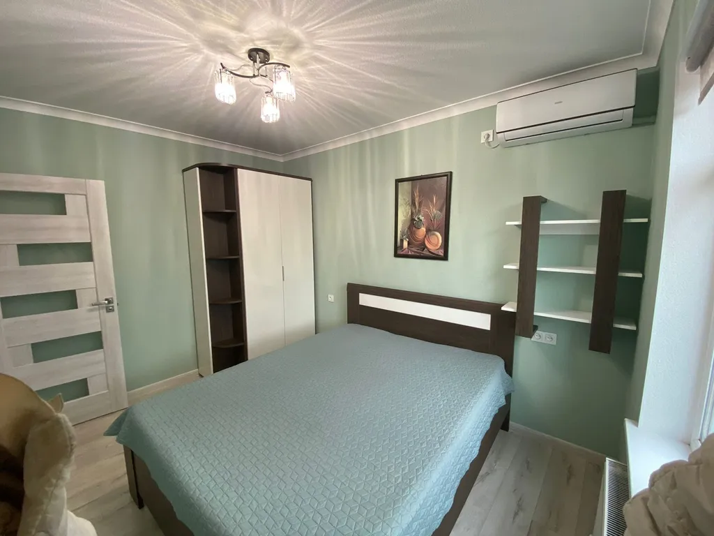 Уютный семейный домик с зелёным двориком и беседкой