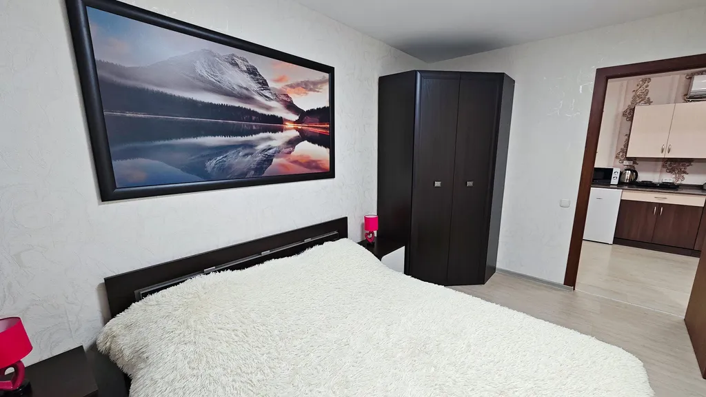 Малиновые апартаменты улучшенные с 2 спальнями, кухней, ванной комнато