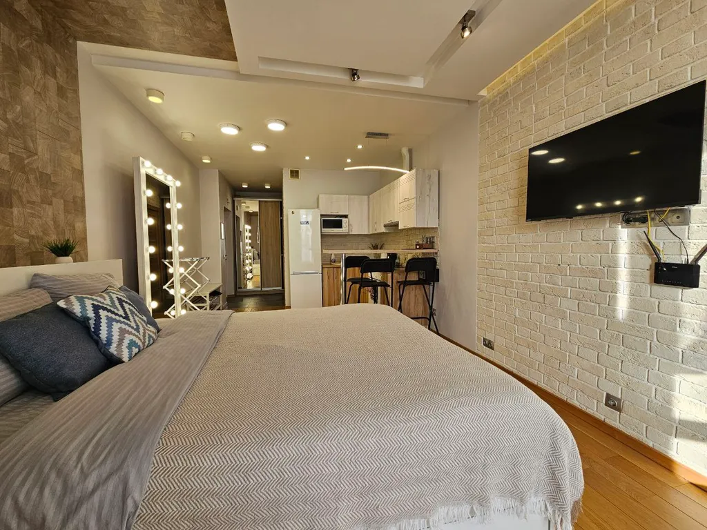 Стильная студия с панорамным окном на Борисовке White Lodging