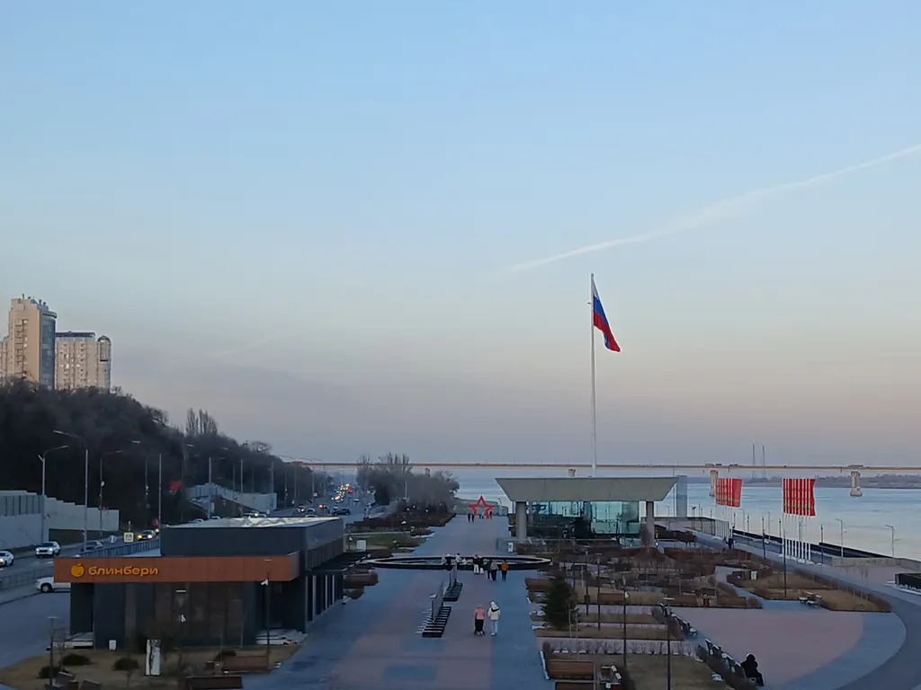 Жизнь с видом реку: огромная лоджия с панорамным остеклением в пол!