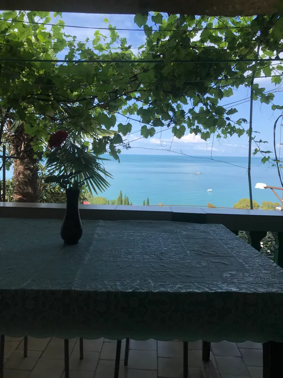 Уютная комната в центре города с видом на море