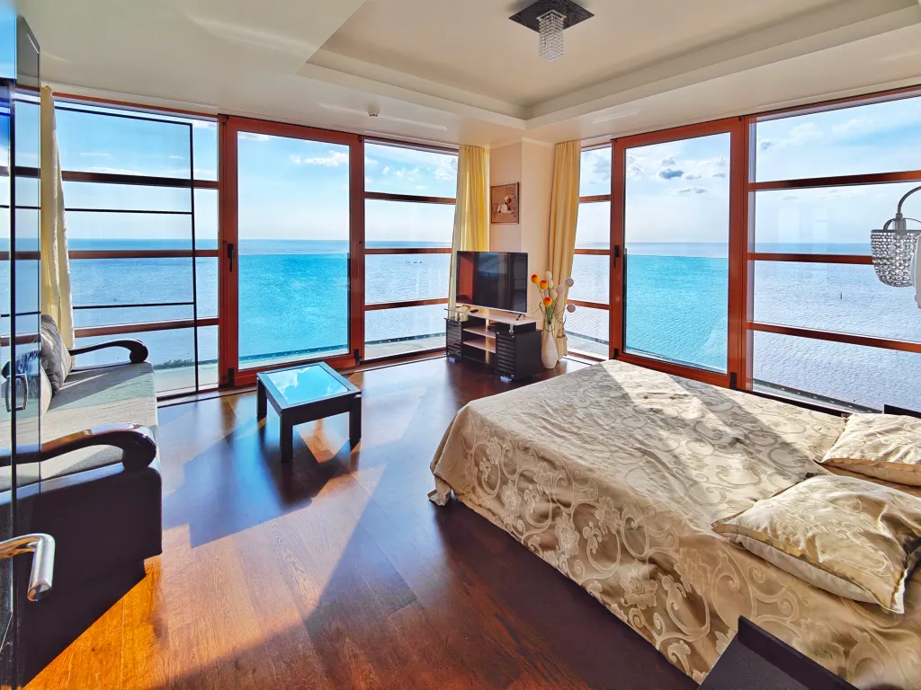 Шикарная видовая квартира в Золотой Бухте