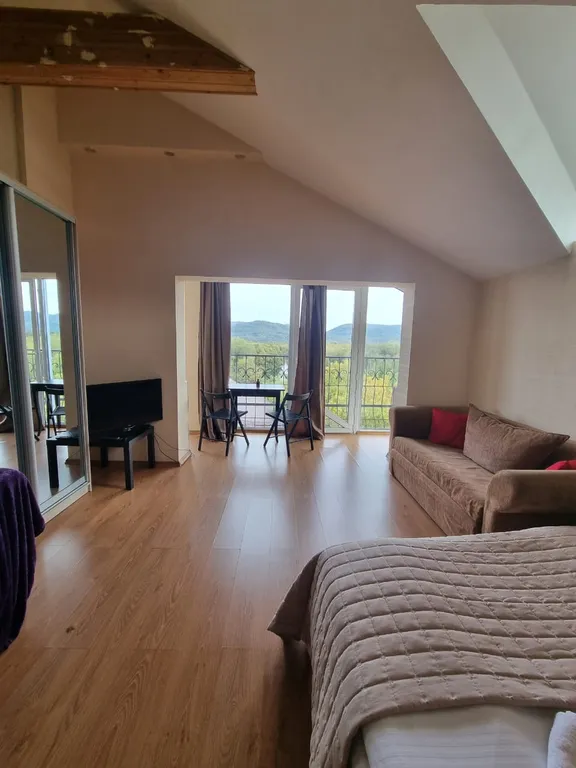 Уютный дом на берегу реки