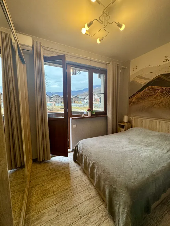 Студия с выделенной спальней и балконом в центре