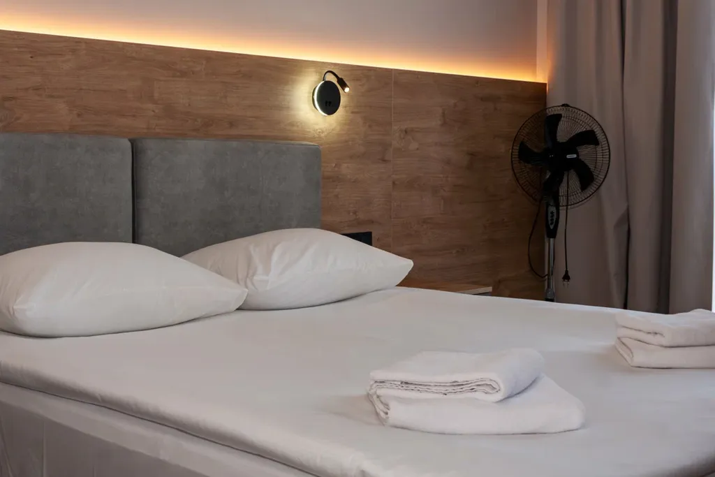 Номер с видом на тихое лесное озеро, лес и гору