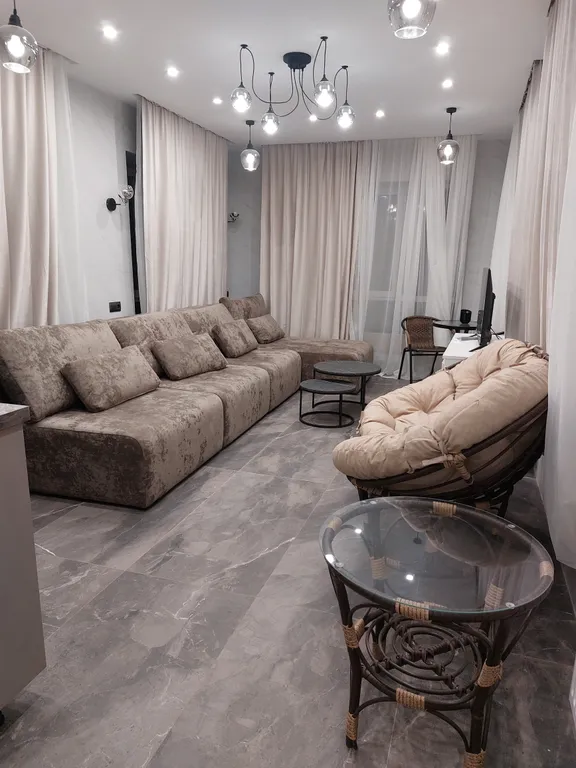 Домик в деревне в окружении леса