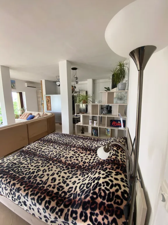 Большая студия с видом на море с панорамными окнами