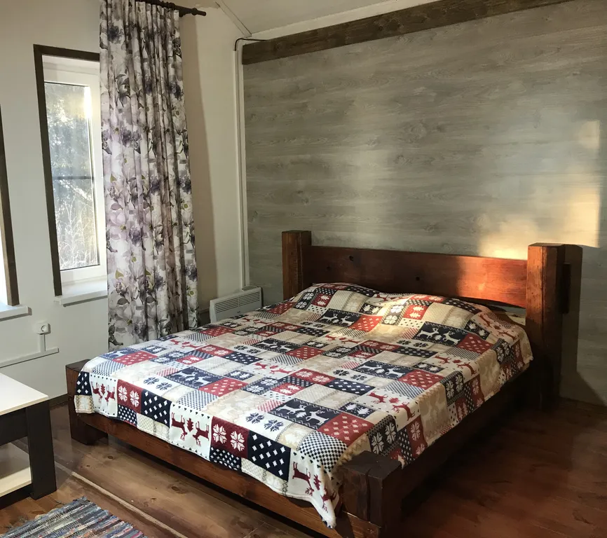 Загородный дом в лесу вблизи залива