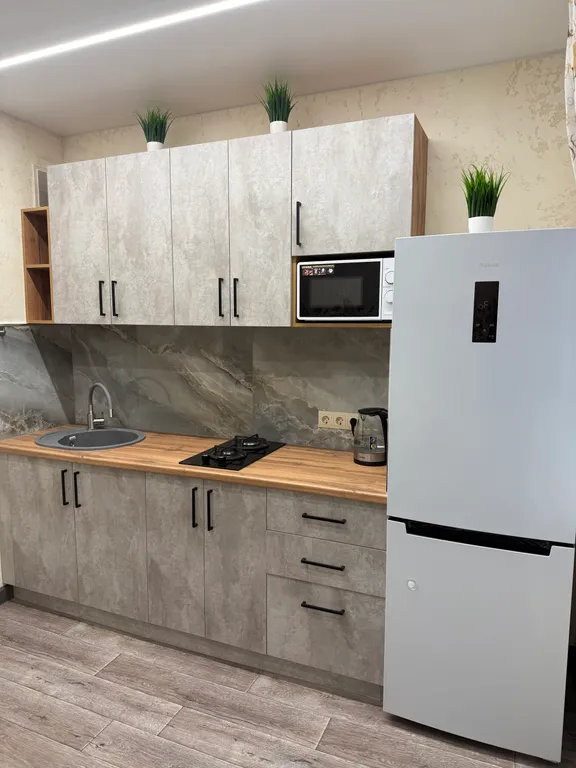 Просторная двух комнатная квартира с новым ремонтом, мебелью и технико