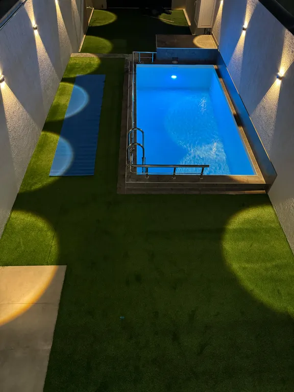 Шикарный дом с бассейном на берегу