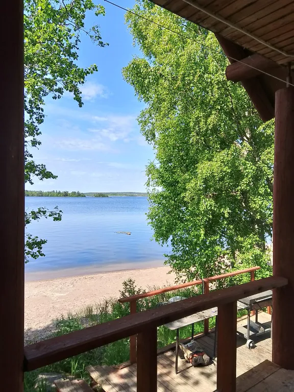 Уютный, комфортный для проживания на берегу озера, в зелени и тишине