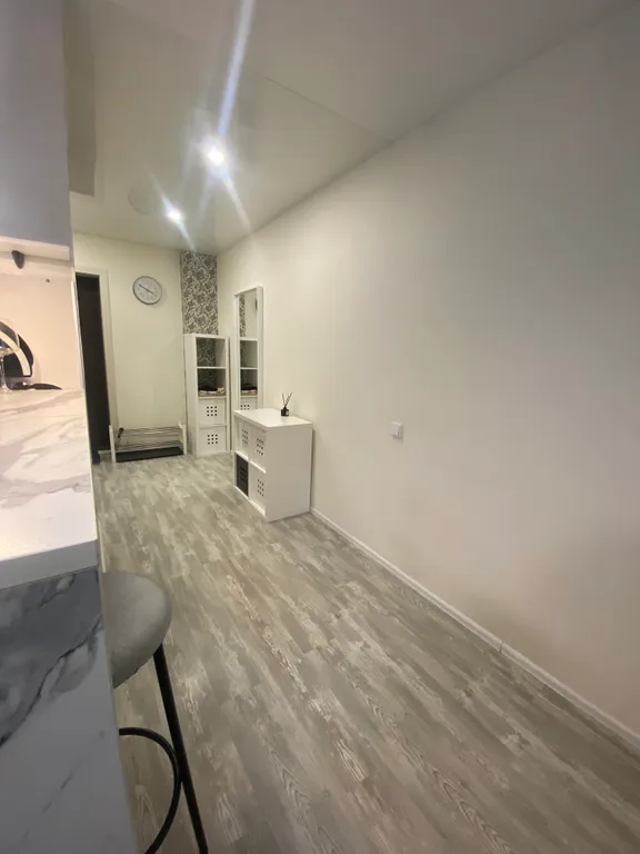 Квартира-студия с панорамным балконом в центре города