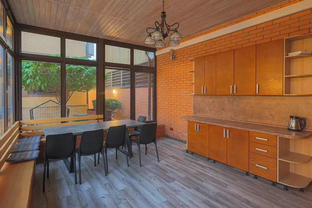 Бассейн с подогревом и лаундж зоной