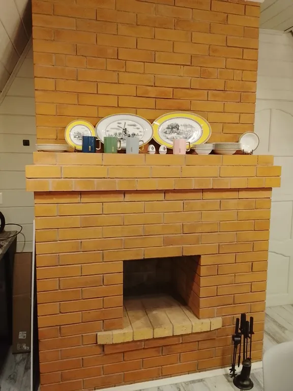 Большой дом А-Фрейм среди молодого елового леса