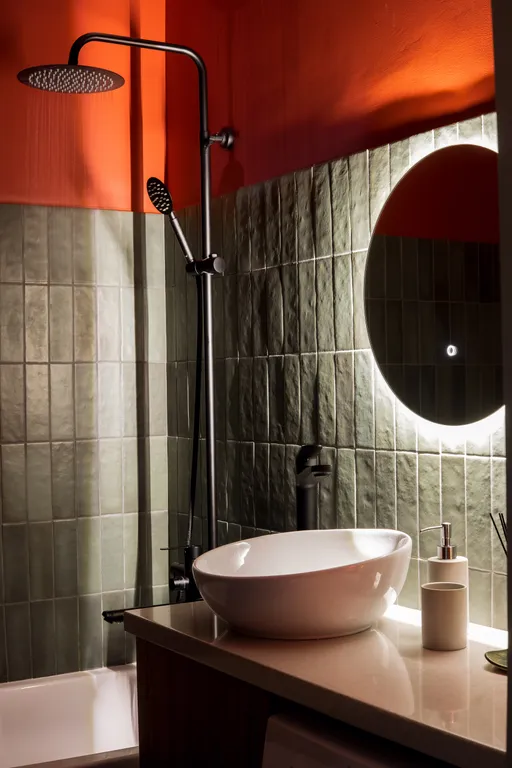 Яркая сталинка с балконом и видом на бульвар