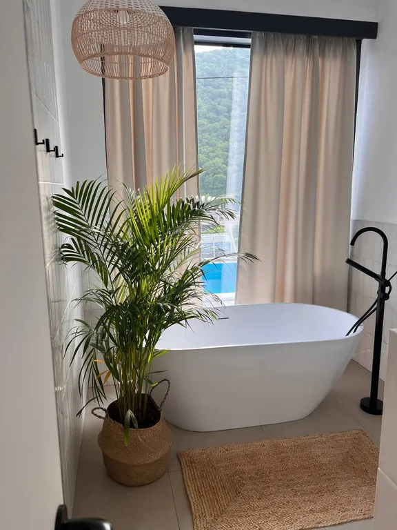 Дом с панорамным видом на лес