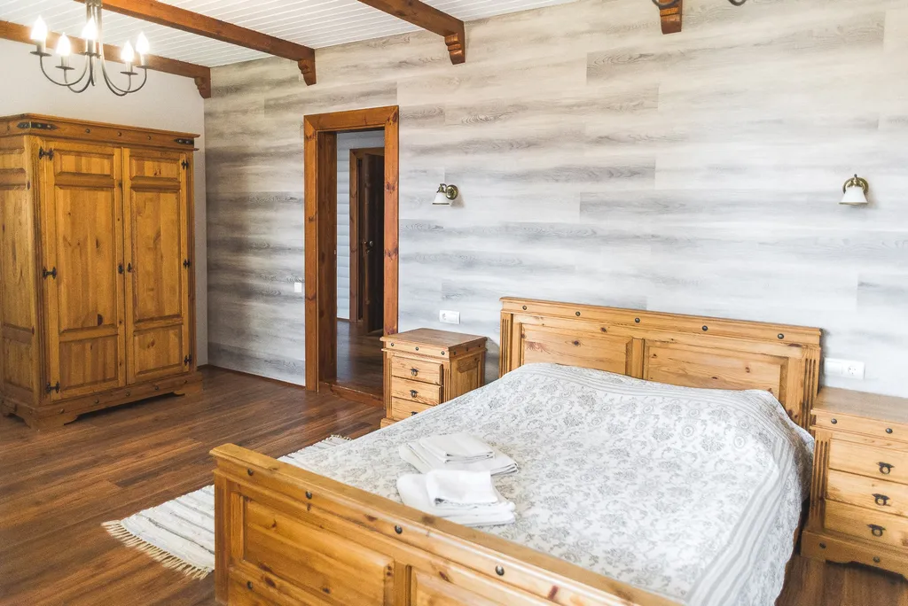 Уютный просторный номер в гостинице в сосновом лесу и на берегу озера