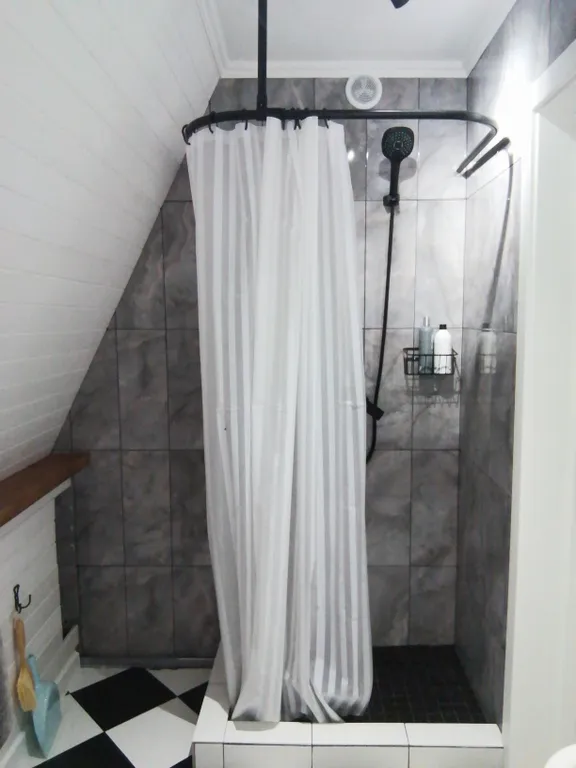 Уютный домик-треугольник у леса