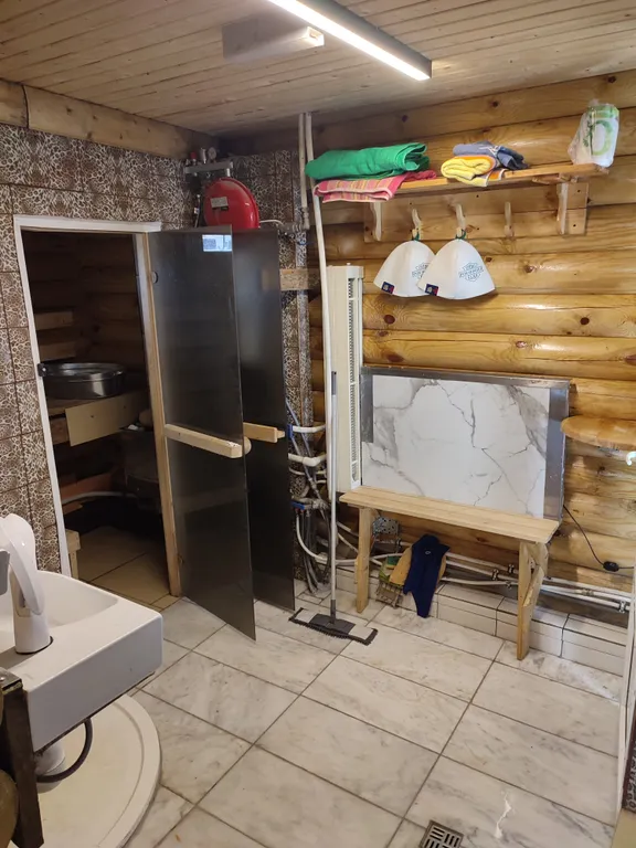 Дом с баней в лесу возле храма и озера