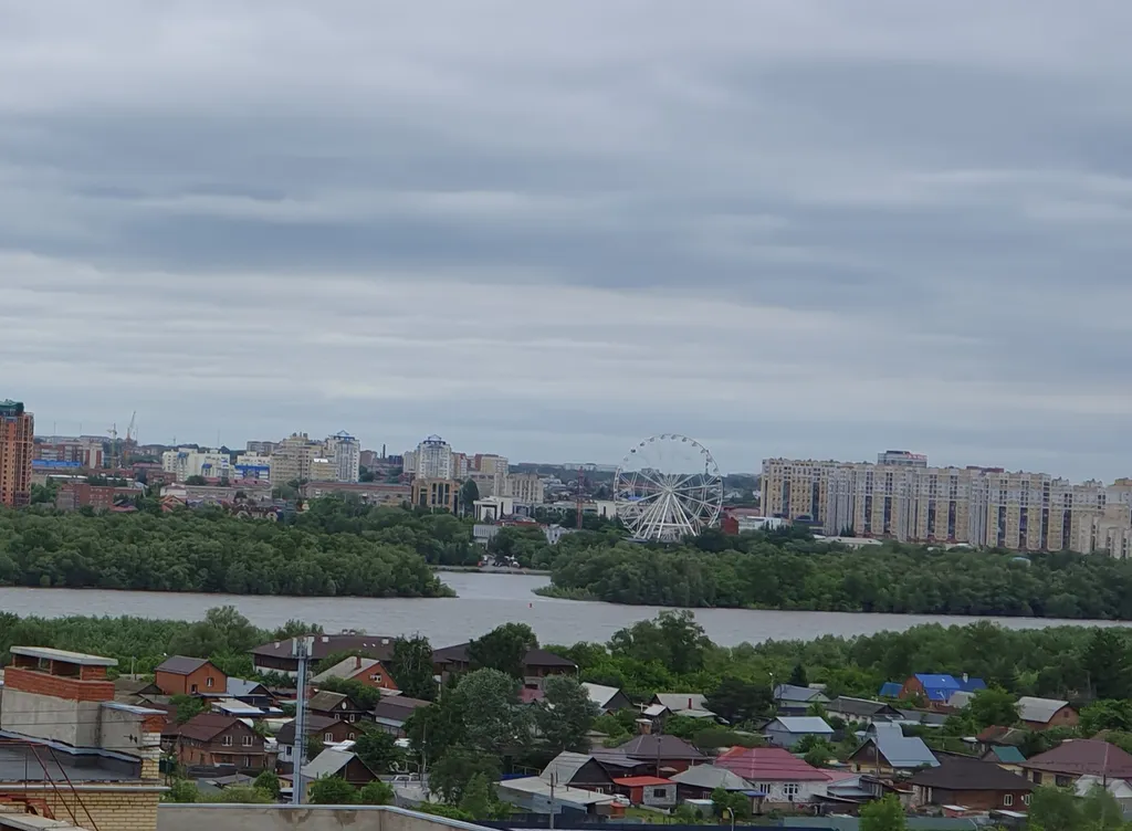 Уютная студия с отдельной спальной зоной, рядом с Иртышом