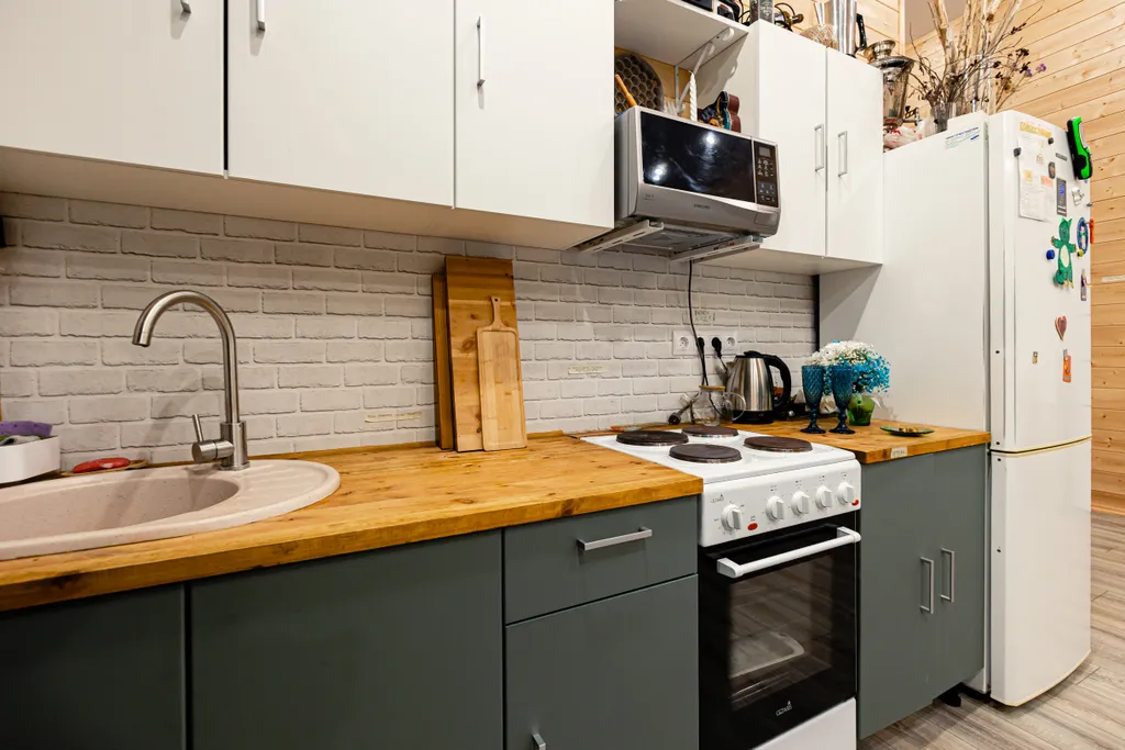 Дом на реке и краю соснового леса