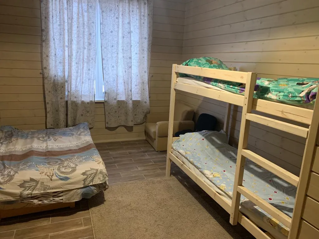 Дом с камином и панорамными окнами в сад