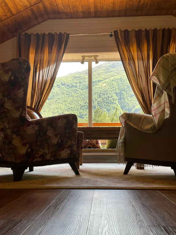 Уютная студия люкс с панорамными окнами с видом на горы