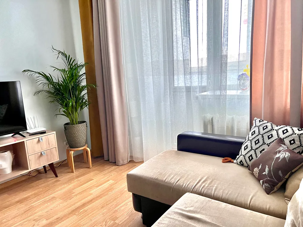 У метро рядом с центром