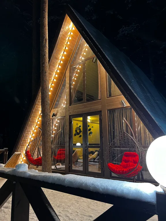 Сказочный дом в лесу с видом на горы