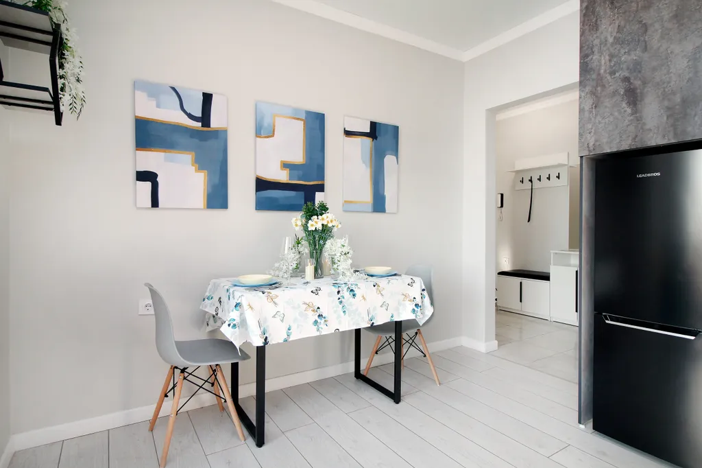 Comfort Gray у метро в центре города