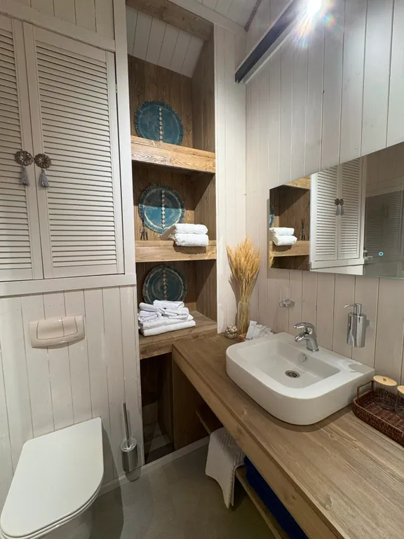 Дом в Абхазии у Черного моря (Му с цветами)