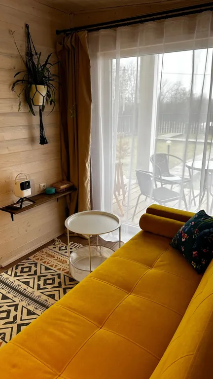 Уютный Белый дом у реки