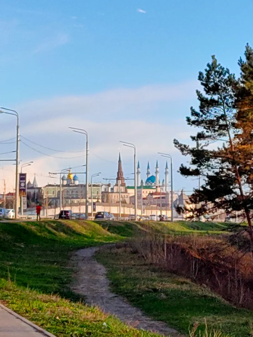 От этого места, на той стороне моста, находится Казанский кремль