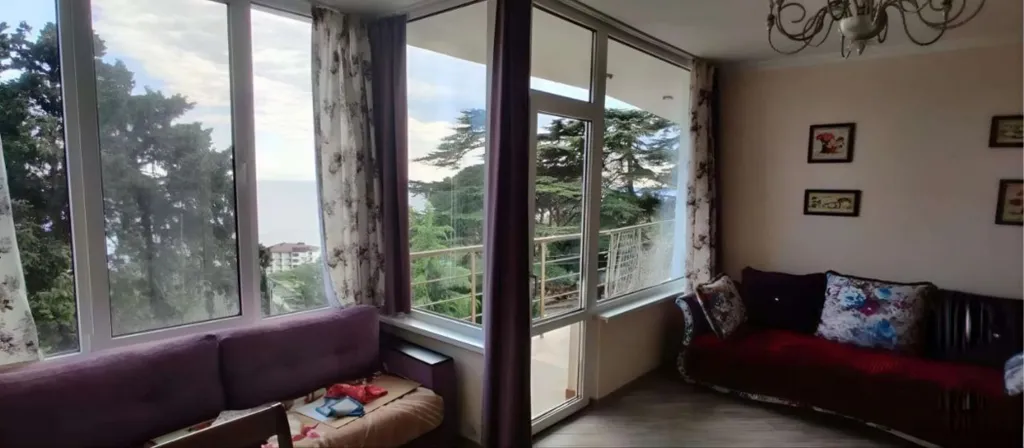 Апартаменты с видом на море, расписными стена и отдельной спальней