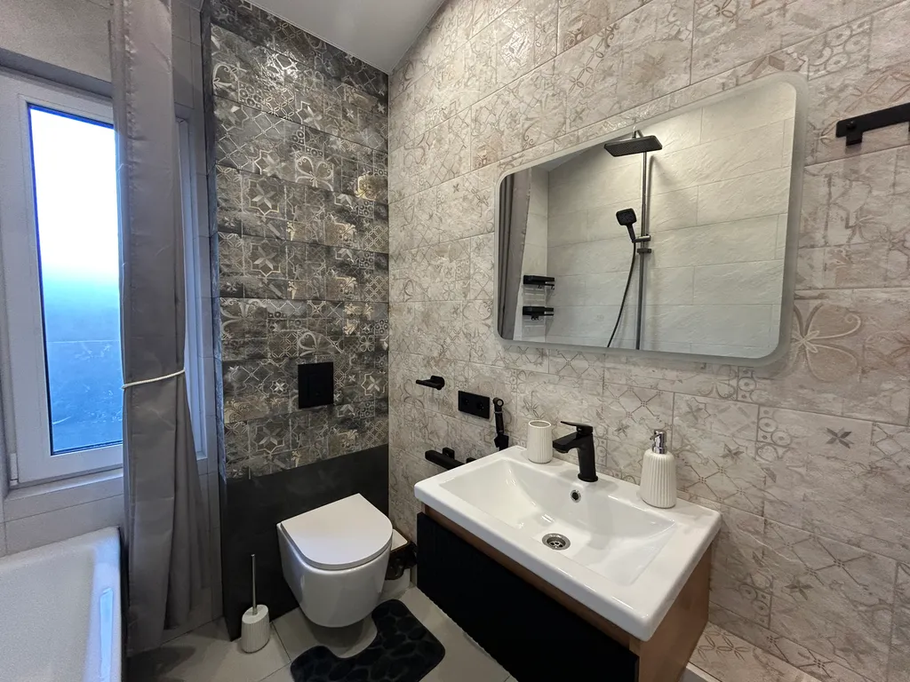 Загородный дом с большой террасой, кострищем и лесом