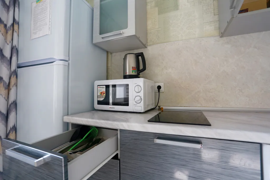 Уютная квартира в стиле лофт с комфортной кроватью и угловым диваном