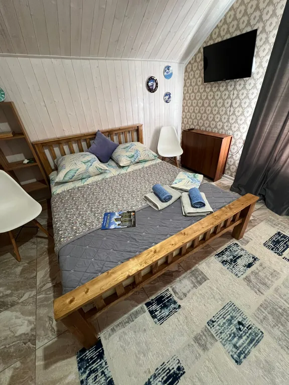 Уютная комната в доме с ванной комнатой