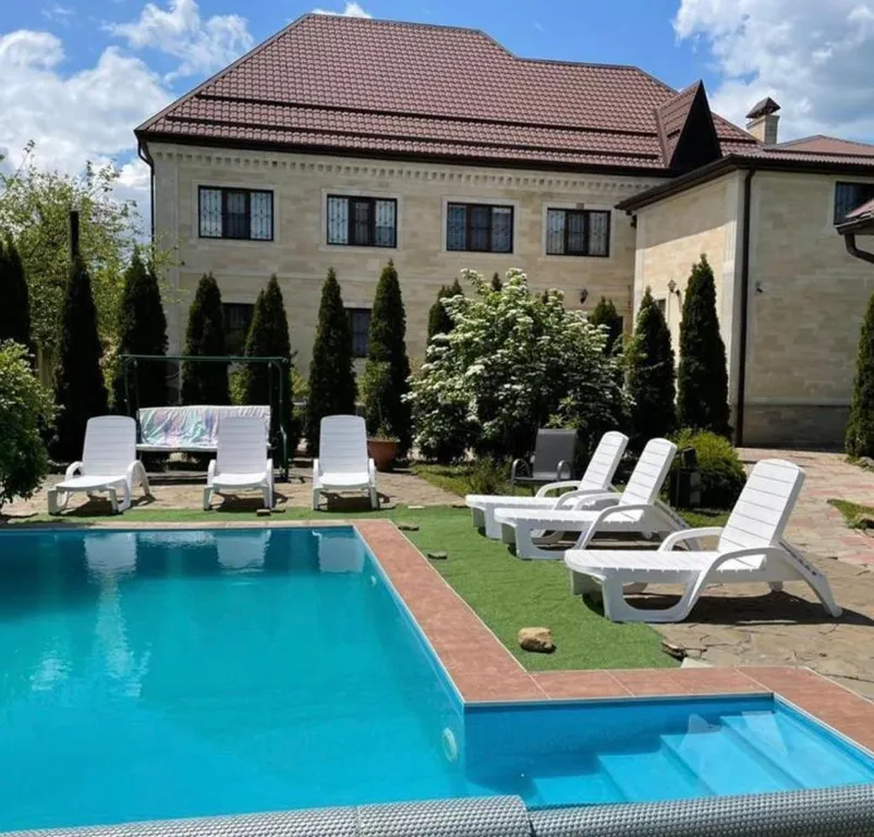 Дом с бассейном