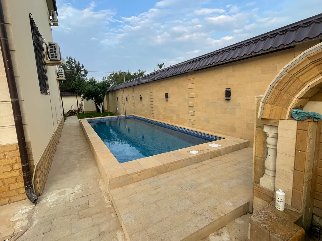 Коттедж с бассейном у Каспия