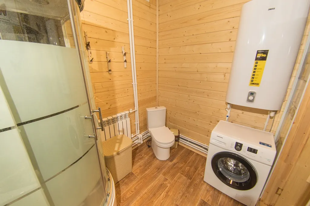 Жёлтый домик с панорамными окнами на берегу реки