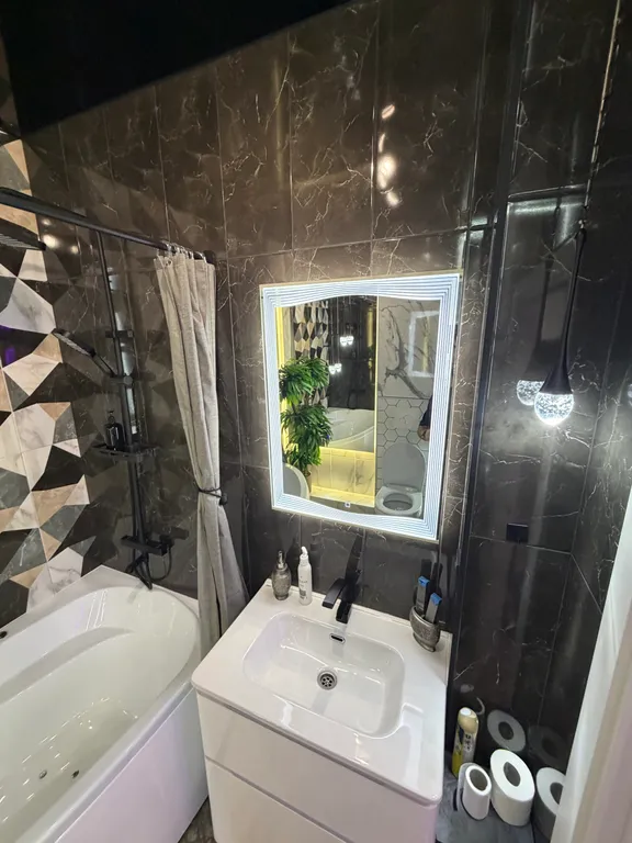 Квартира студия с джакузи и множеством подсветок