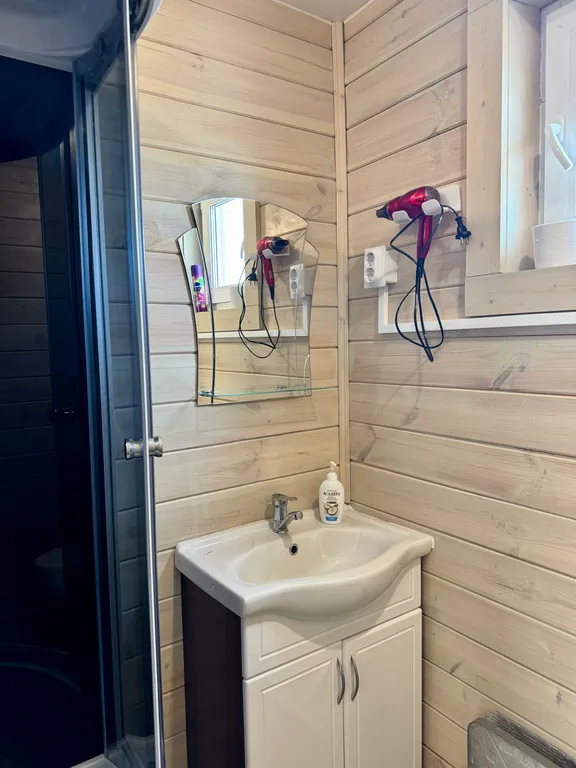 Уютный домик на берегу