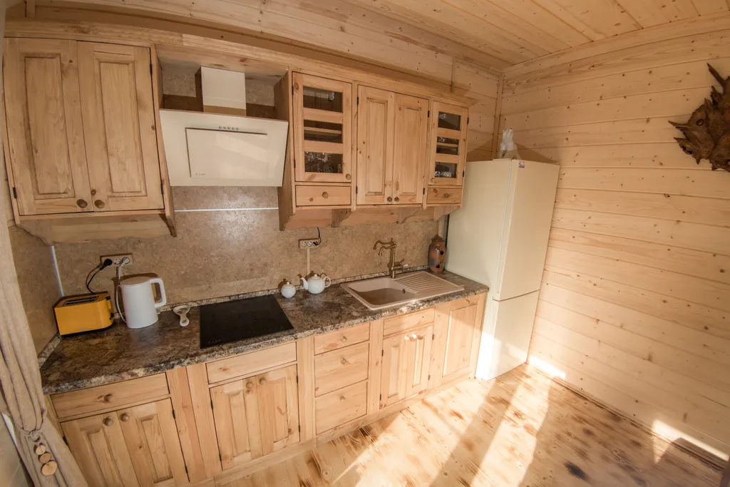 Уютный и тёплый домик на берегу реки