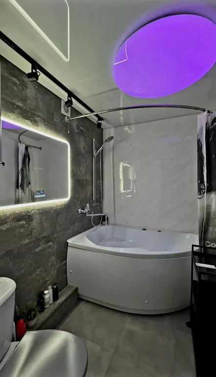 Уютная квартира с панорамными окнами и джакузи