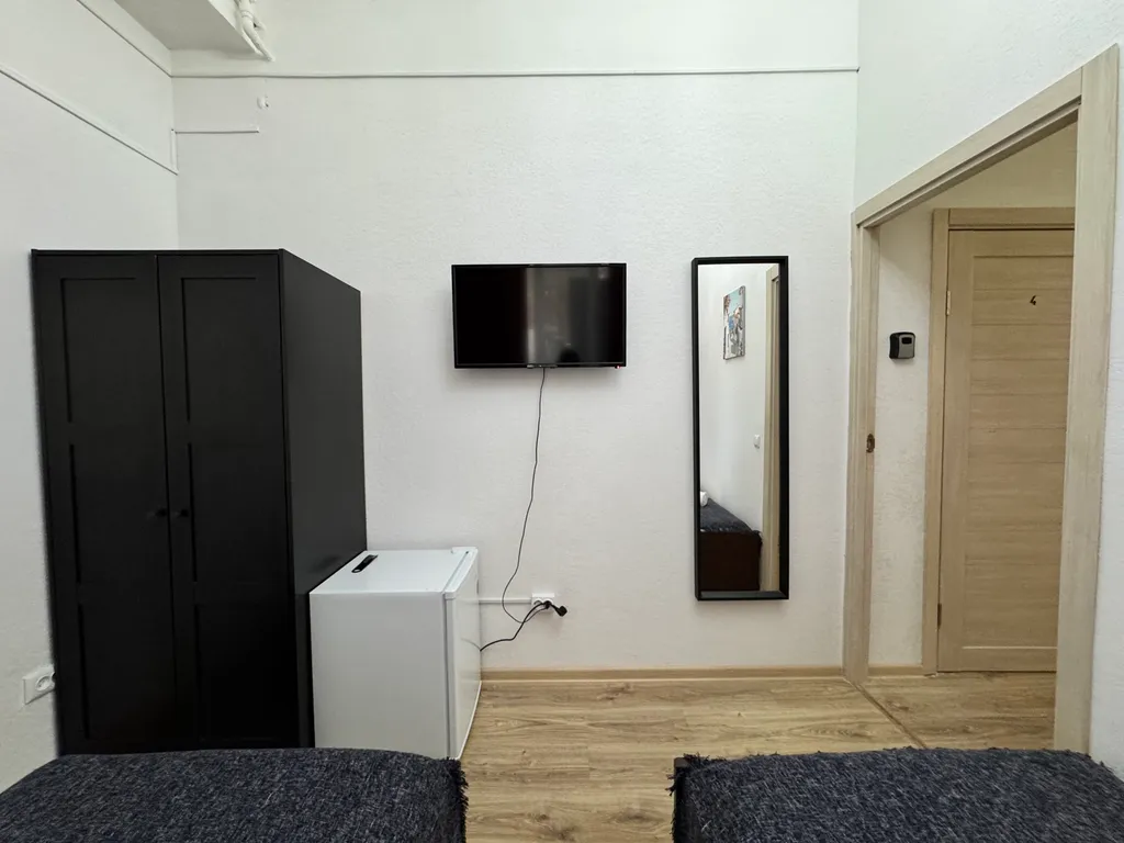 Двухместный номер в Ялте(Санузел и кухня общие)