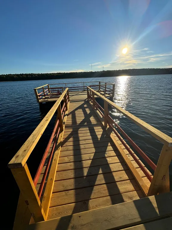 Дом на песчаном берегу озера