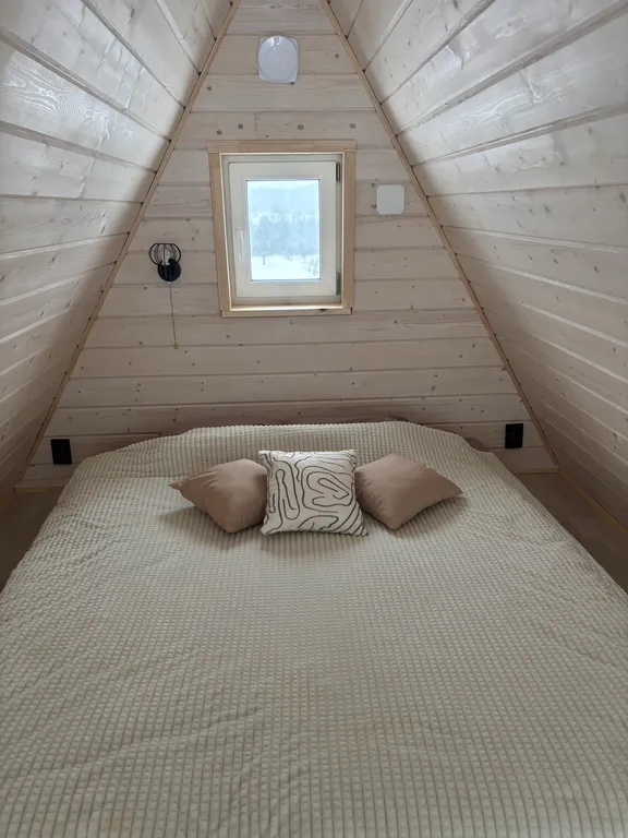 А-фрейм в лесу с банным чаном