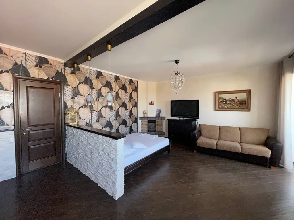 Стильная квартира с камином в центре города