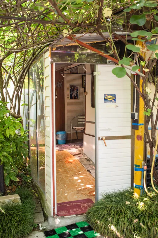 Уютный домик-трейлер в красивом саду