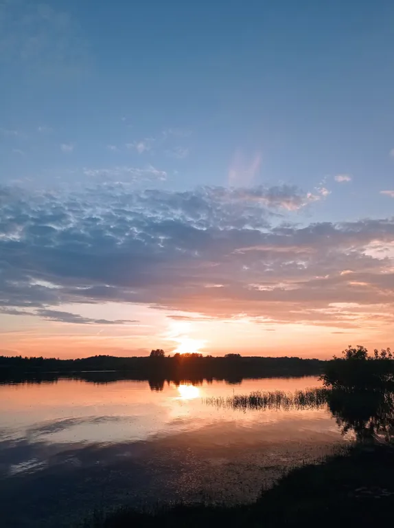 Smaland Musta House на берегу реки